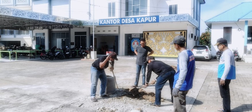 Perangkat Desa Kapur Laksanakan Gotong Royong Penanaman Pohon di Lingkungan Kantor Desa